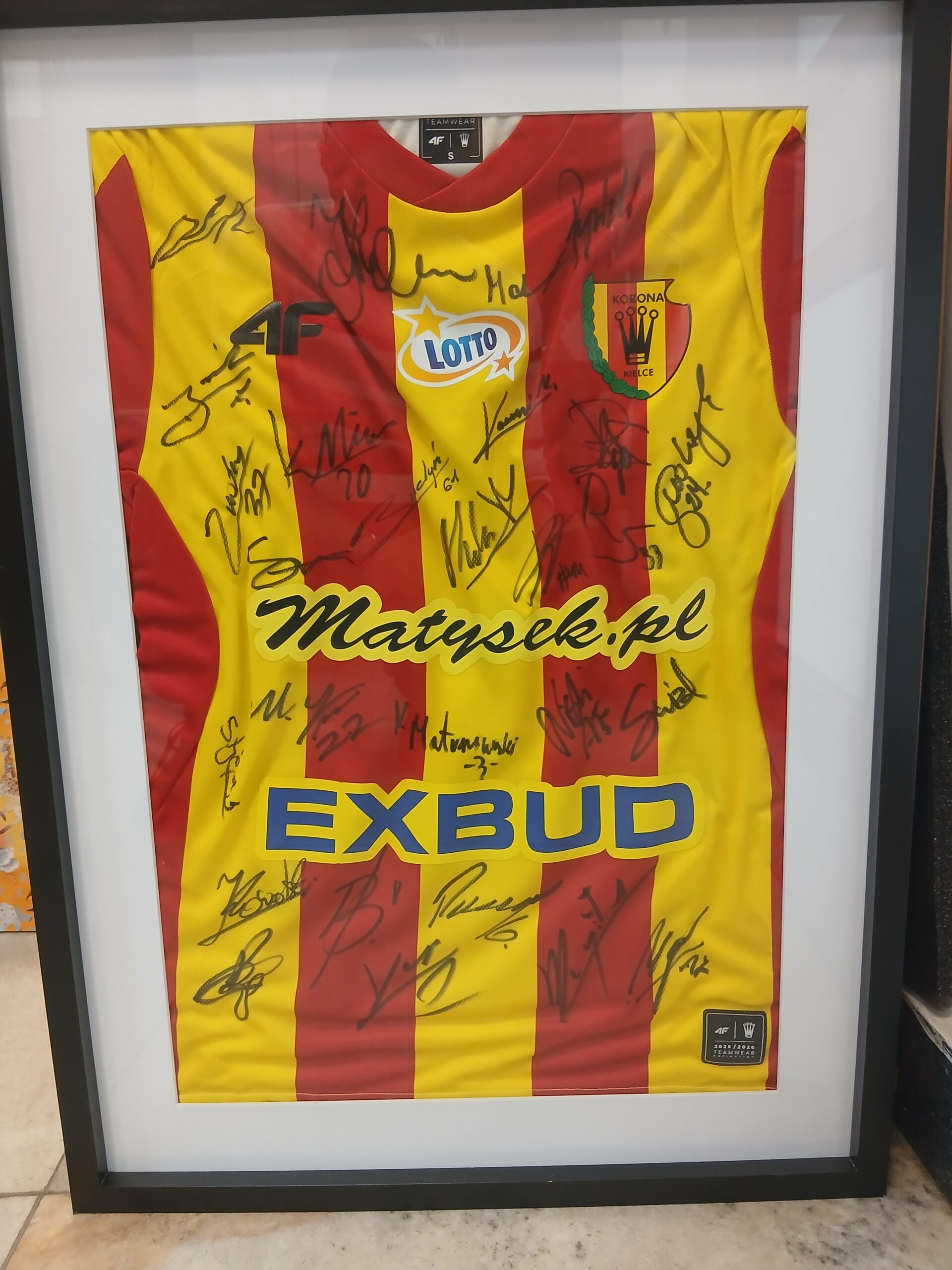 Koszulka Korony Kielce z autografami całej drużyny