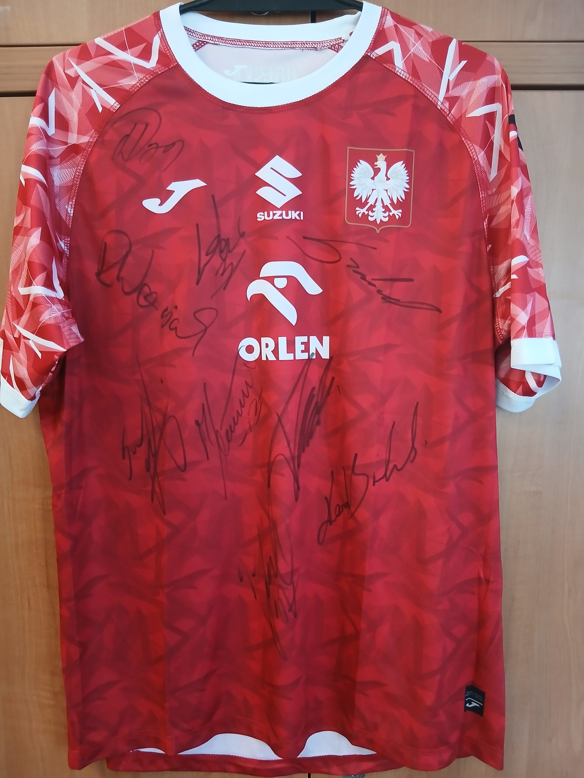 Koszulka reprezentacji polski w piłce ręcznej z logo Związku Piłki Ręcznej w Polsce z autografami